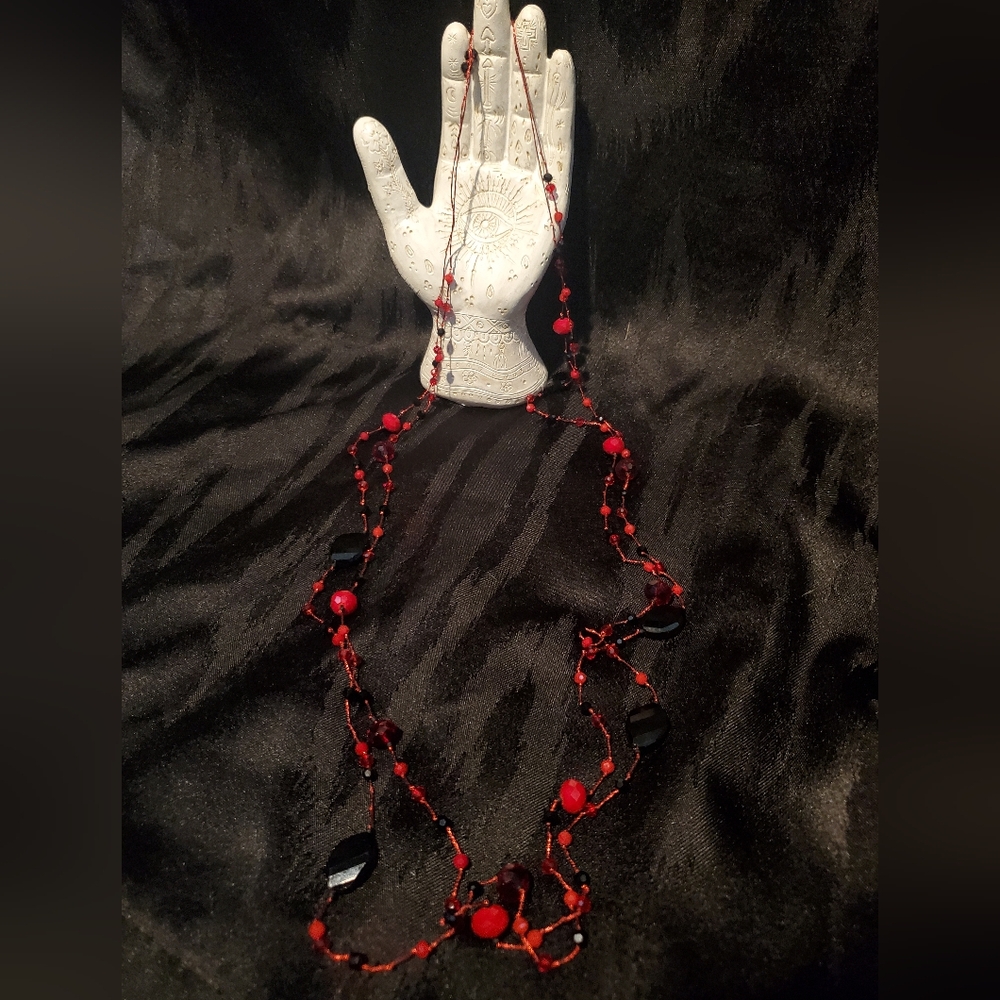GORGEOUS Vintage delicate red and black sparkly beaded necklace with thread